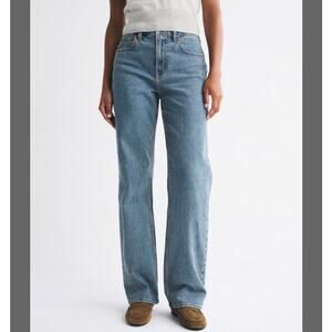 Abercrombie & Fitch | Size 6 Ultra High Rise 90s Straight light Wash Jeans